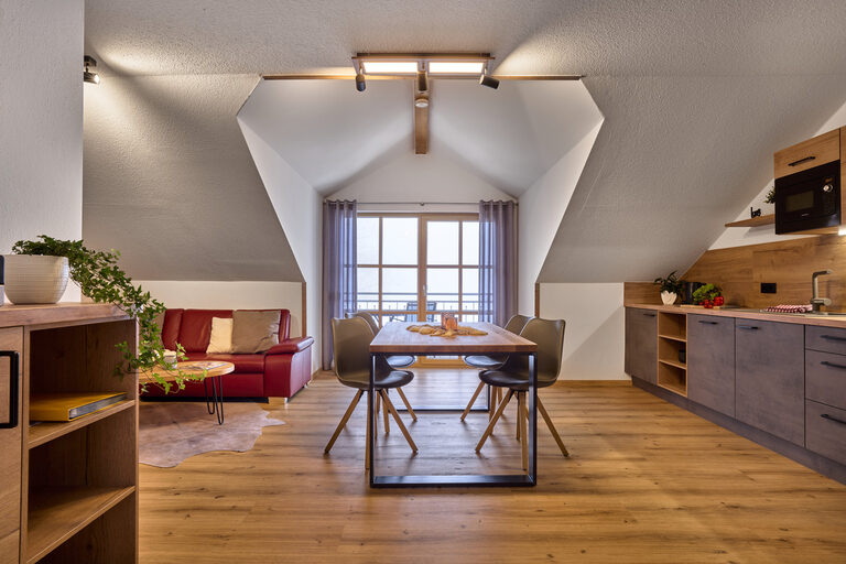 Der Essbereich in der weitläufigen Storchensuite schafft durch das große Erkerfenster eine helle Atmosphäre.