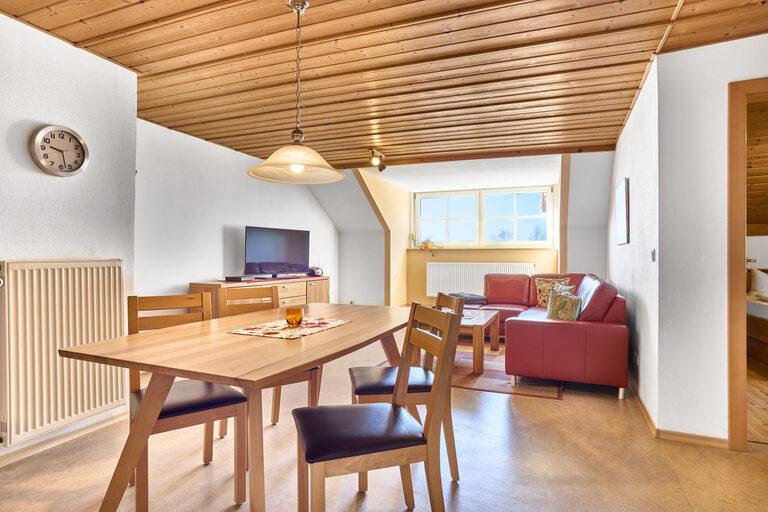Das vereinte Wohn/- und Esszimmer in der Hasensuite schafft durch die helle natürliche Beleuchtung eine fröhliche Urlaubsstimmung im bayerischen Wald.