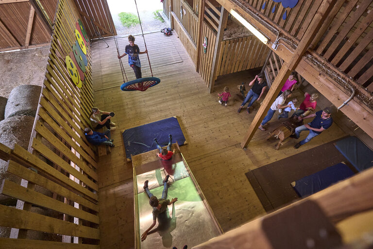 Kinder genießen ihren Urlaub im bayerischen Wald in der Spielscheune.