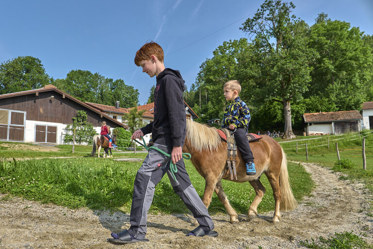 Ponyreiten im Kinderparadies Höcker in Schönberg.