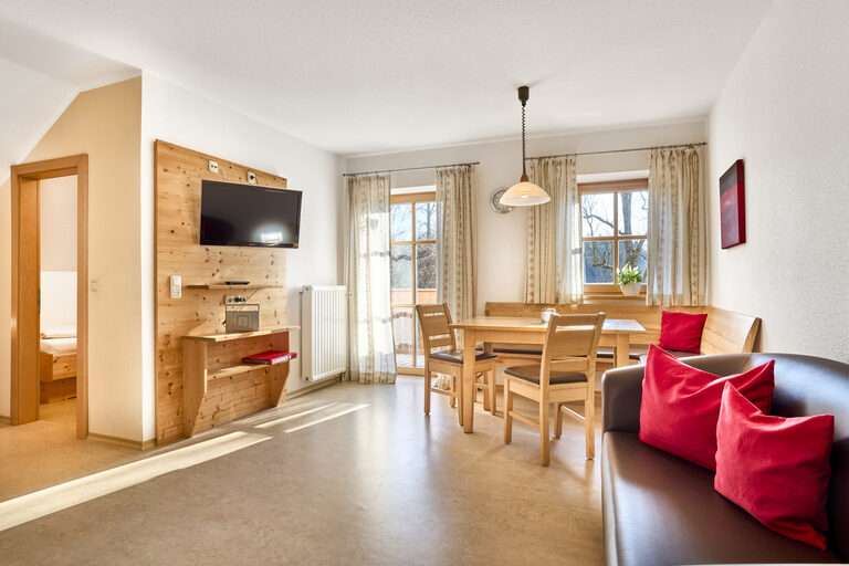 Das moderne Wohnzimmer im Schwalbennest mit einer hölzernen Sitzgruppe.