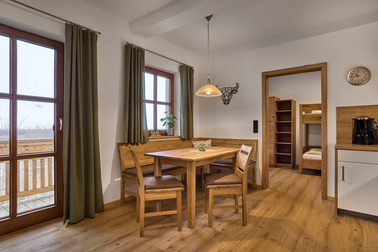 Der Esstisch im Taubenschlag mit Eckbank besteht vollständig aus Holz.
