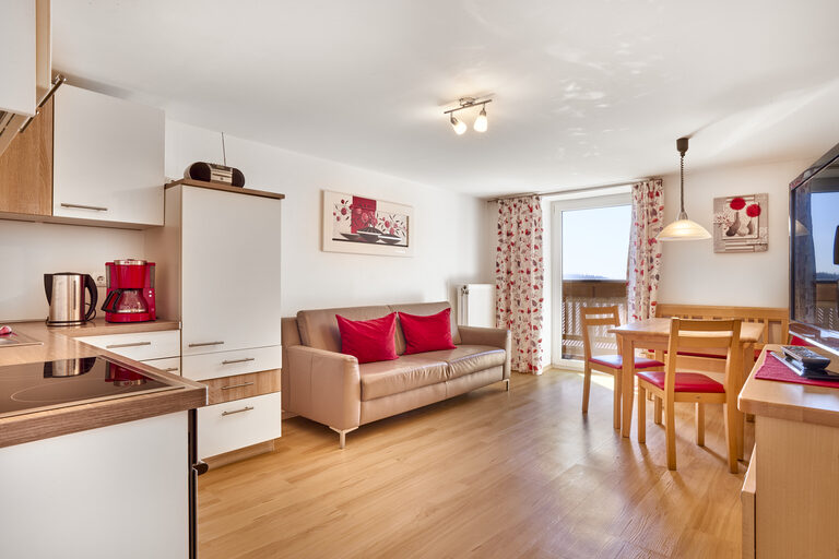 Ein elegantes Wohnzimmer mit bequemer Sitzgruppe und Beleuchtung im Fuchsbau.